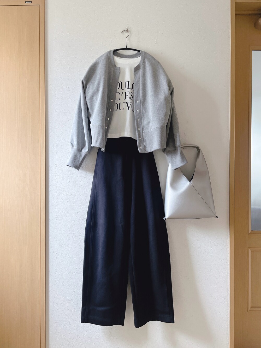 「カーディガン、ロゴT、カーブパンツ、シルバーバッグ、厚底シューズ、bonjour sagan、LOWRYS FARM、UNIQLO、Desigual、低身長、オトナ女子、プチプラ」｜「Bonjour Saganのアップサイクルキーネックスナップカーディガン（カーディガン/ボレロ、グレー系）」を使った、teey+さん（レディース・155cm）の春コーディネートの1枚目の写真