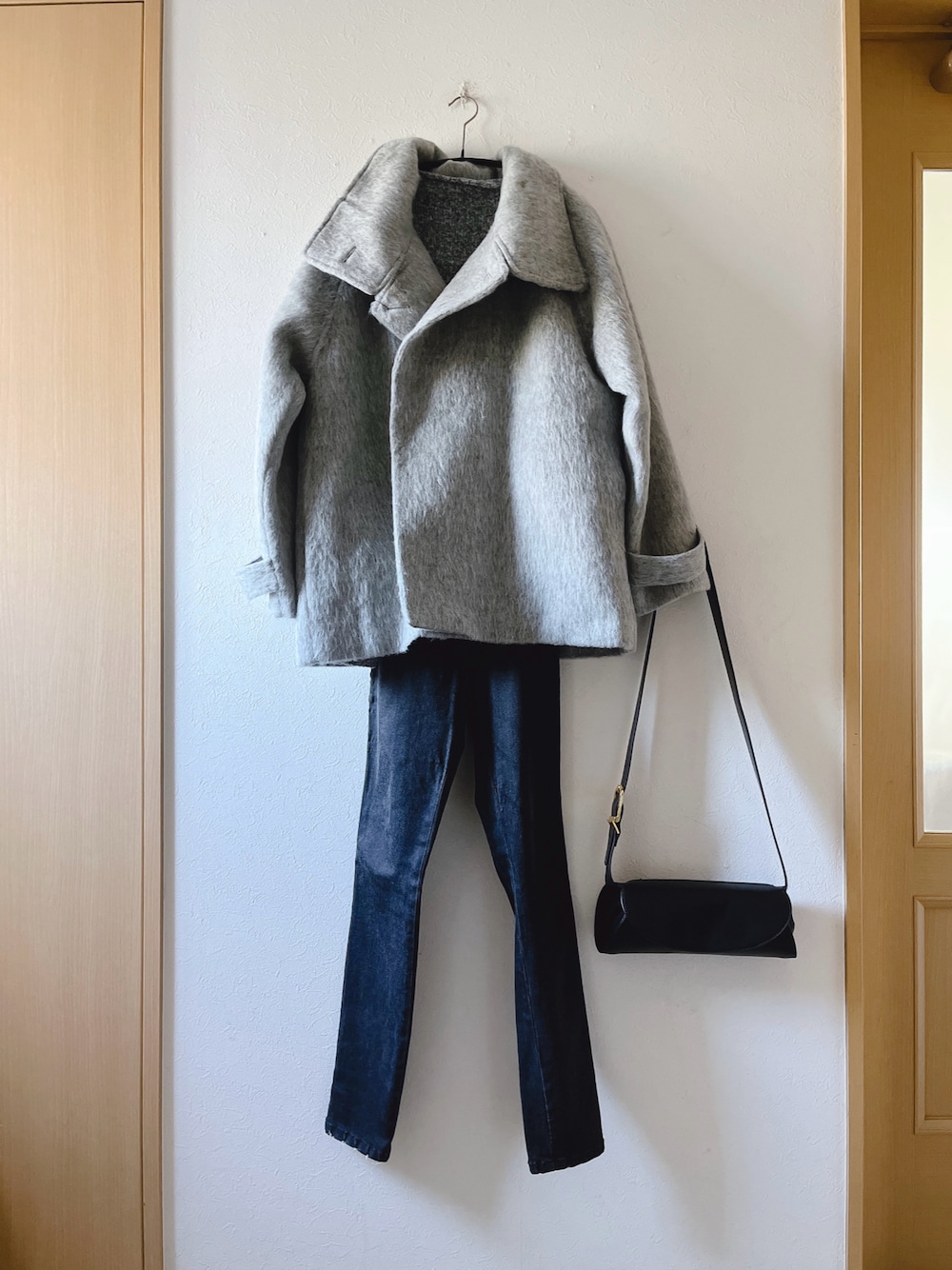「シャギーコート、ニット、デニム、bonjour sagan、GRL、KOBE LETTUCE、ショルダーバッグ、SHEIN、シンプル、大人女子、グレー、低身長」｜「Bonjour Saganのシャギーミドル丈スタンドカラーコート（ステンカラーコート、グレー系）」を使った、teey+さん（レディース・155cm）の冬コーディネートの1枚目の写真