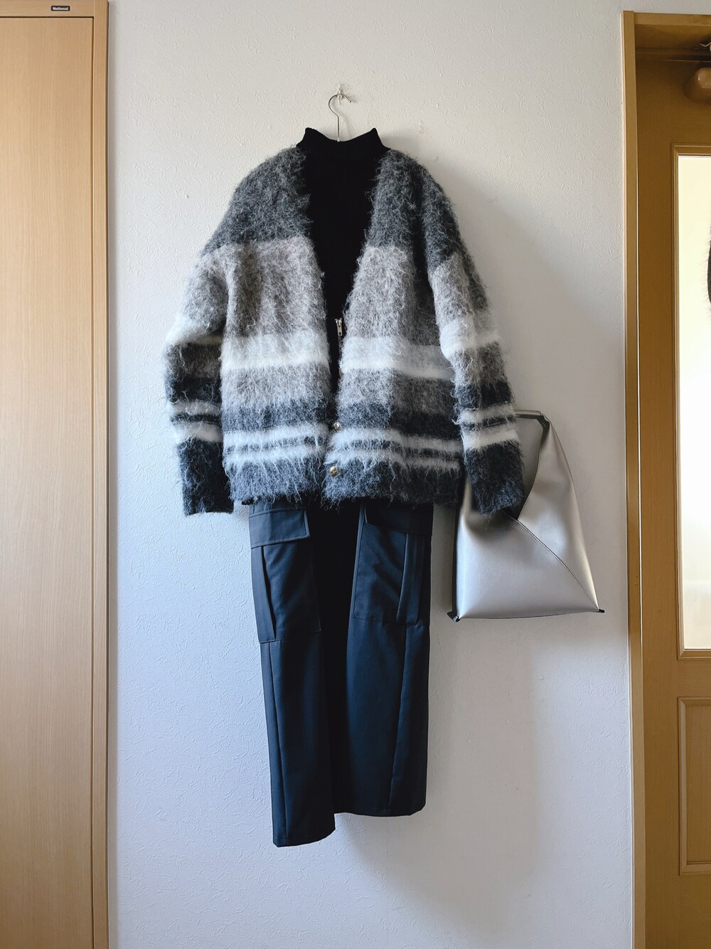 「シャギーカーディガン、ニット、ジャンパースカート、GROBAL WORK、&.nostalgia、グレー、着回しコーデ、低身長、オトナ女子、シルバーバッグ」｜「no brandのアイテム（カーディガン/ボレロ、グレー系）」を使った、teey+さん（レディース・155cm）の冬コーディネートの1枚目の写真