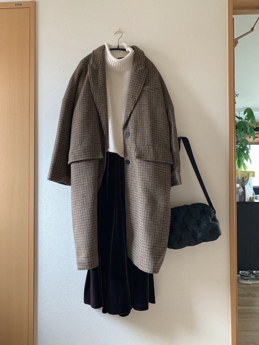 ブラウン系のジャケット/アウター、ホワイト系のニット/セーター、ブラウン系のその他パンツを着用したレディースの冬コーディネートの1枚目の写真