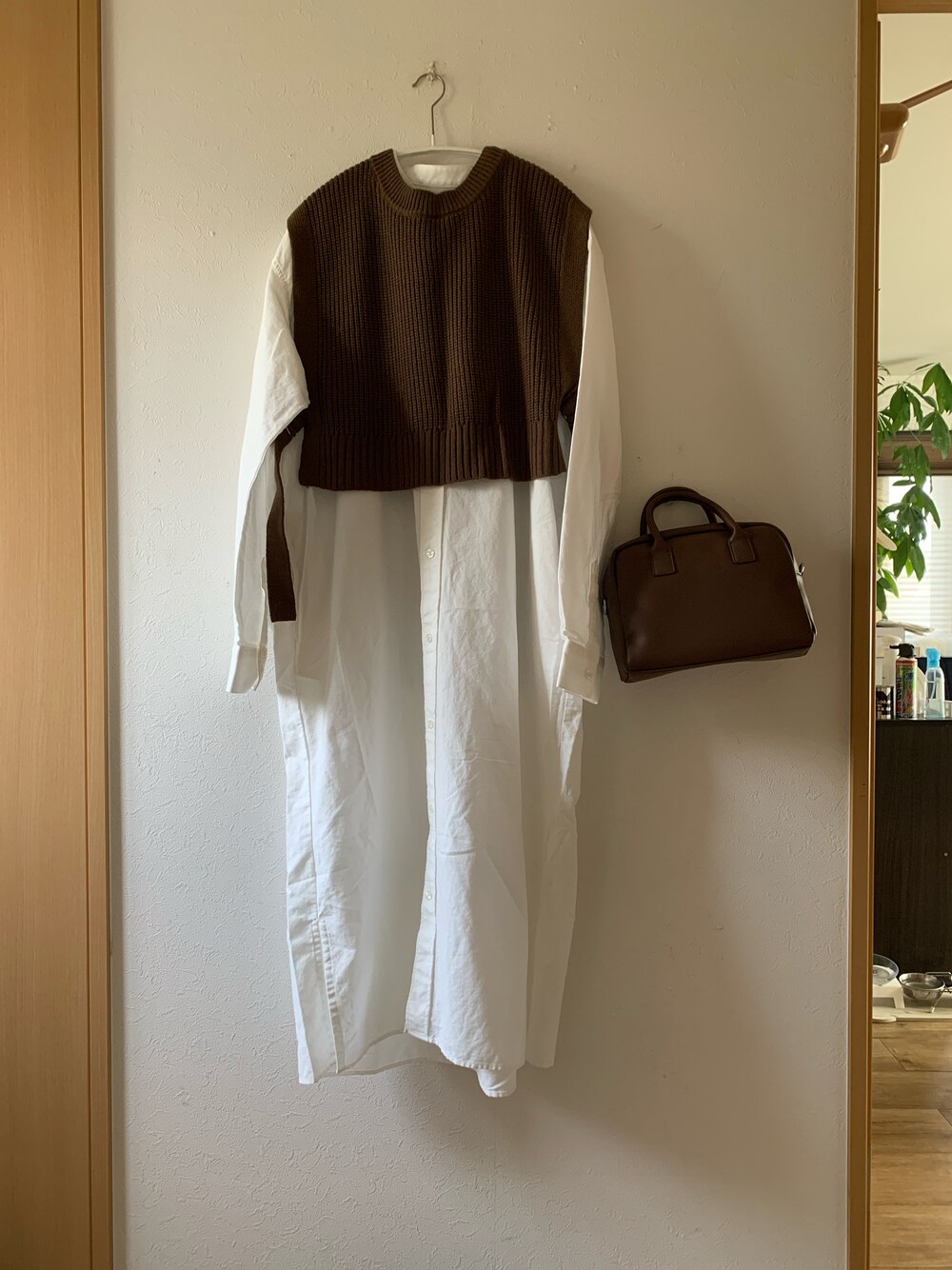 「ゆったりコーデ、シンプル、シャツワンピ、ニットベスト、無印良品、bonny、ボストンバッグ、SENSE OF PLACE by URBAN RESEAR、モカシン、titivate」｜「無印良品のアイテム（シャツワンピース、ホワイト系）」を使った、teey+さん（レディース・155cm）の秋コーディネートの1枚目の写真