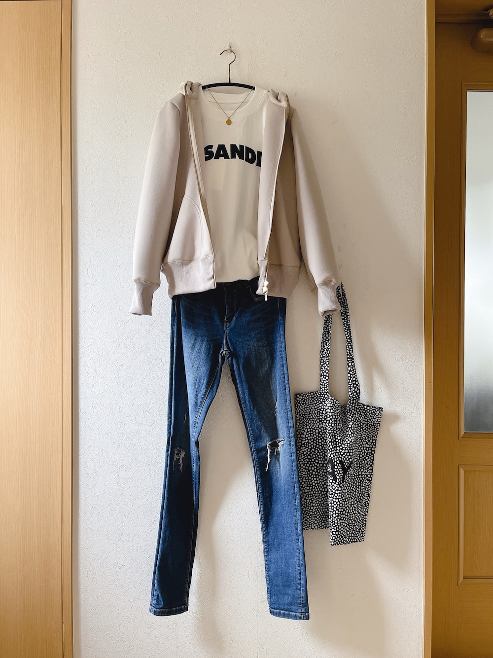 「ダンボールパーカー、ロゴT、ダメージデニムパンツ、RIVEDROITE、JILSANDER、ZARA、hayトート、シンプル、大人女子、低身長、着回しコーデ、コインネックレス」｜「RIVE DROITEの滑らか＆艶やかな大人素材/スポンジダンボールZIPパーカーカットソー（パーカー、ベージュ系）」を使った、teey+さん（レディース・155cm）の春コーディネートの1枚目の写真