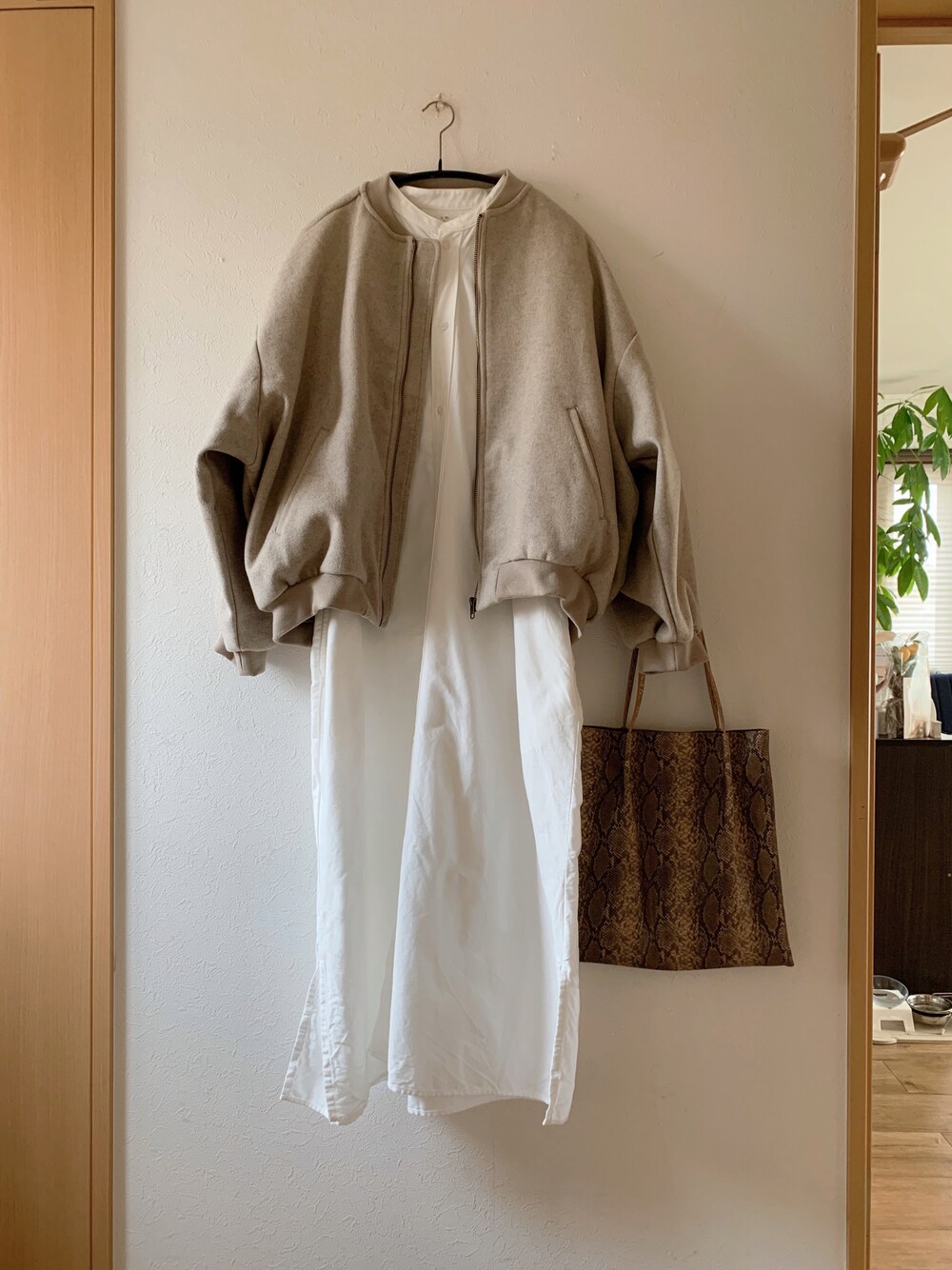 「シンプル、休日スタイル、シャツワンピ、ジャケット、プチプラ、無印良品、しまむら、パイソン柄、トートバッグ、LOWRYS FARM」｜「無印良品のアイテム（シャツワンピース、ホワイト系）」を使った、teey+さん（レディース・155cm）の秋コーディネートの1枚目の写真