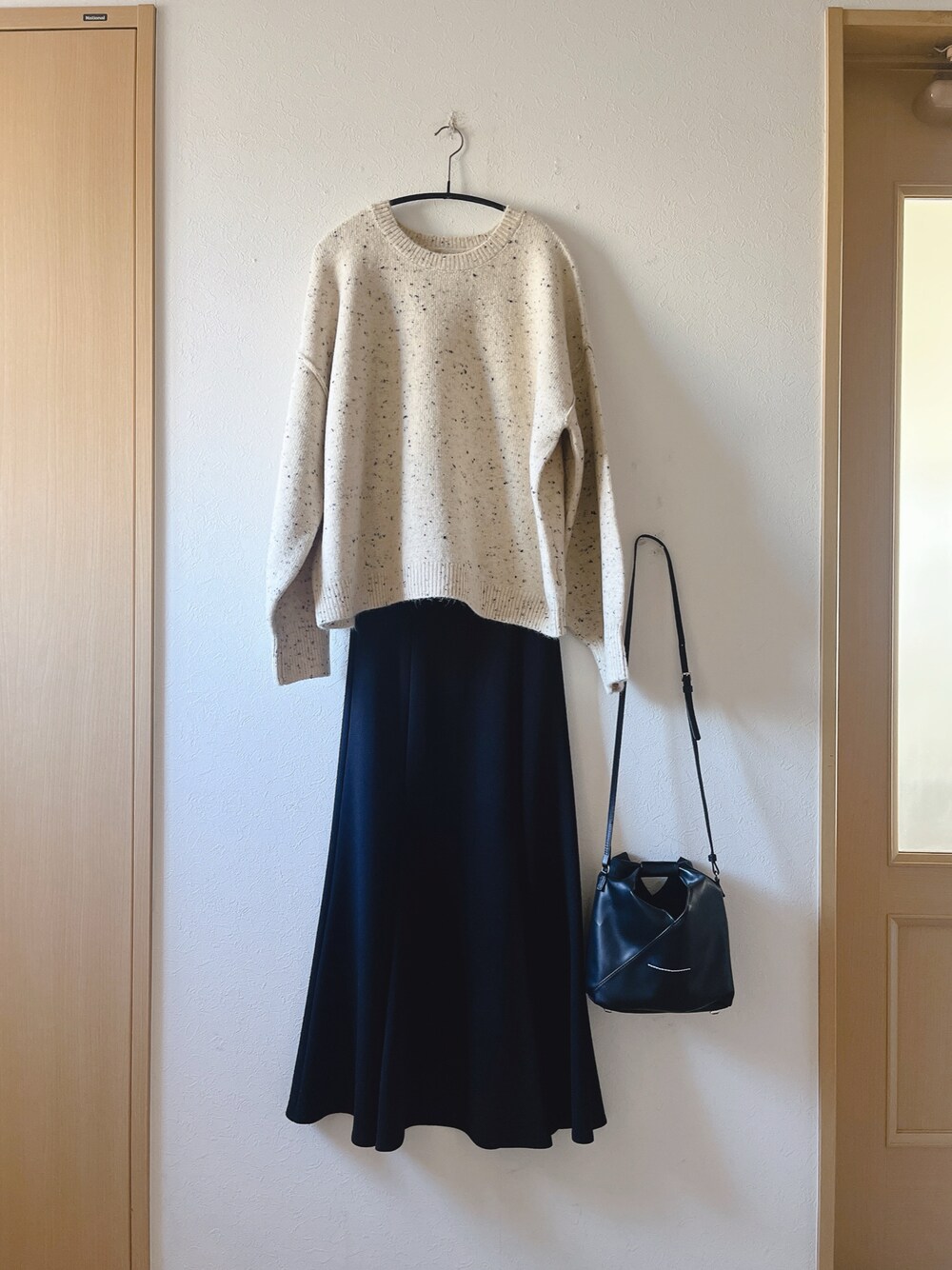 「ニット、マーメイドスカート、GRL、blate、ショルダーバッグ、MM6 Maison Martin Margiela、オトナ女子、着回しコーデ、シンプル、低身長」｜「GRLのアイテム（ニット/セーター、ベージュ系）」を使った、teey+さん（レディース・155cm）の春コーディネートの1枚目の写真