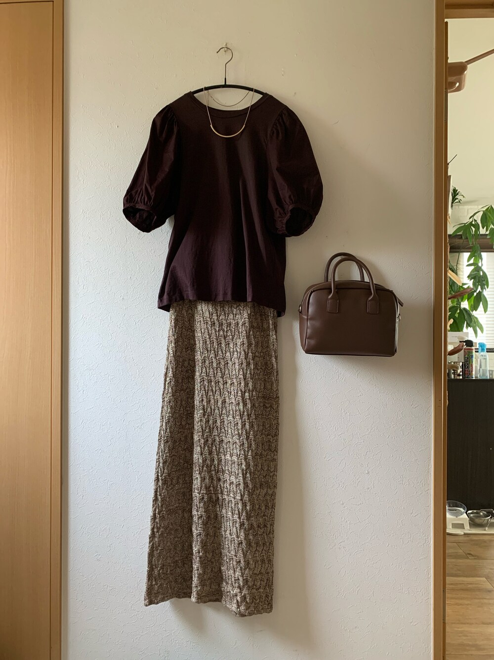 「秋のコーデ、ブラウン、パフスリーブ、ニットスカート、GU、LOWRYS FARM、ボストンバッグ、SENSE OF PLACE by URBAN RESEAR、ゴールドアクセ、着回しコーデ」｜「GUのアイテム（シャツ/ブラウス、ブラウン系）」を使った、teey+さん（レディース・155cm）の秋コーディネートの1枚目の写真