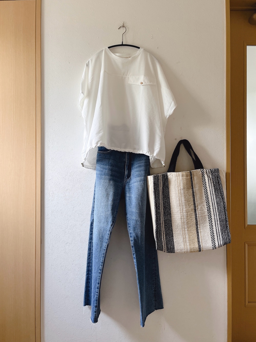 「シンプル、切替トップス、スリットデニム、jena、RIVEDROITE、低身長、オトナ女子、夏コーデ、トートバッグ」｜「Jena  espacemerveilleuxのアイテム（シャツ/ブラウス、ホワイト系）」を使った、teey+さん（レディース・155cm）の夏コーディネートの1枚目の写真