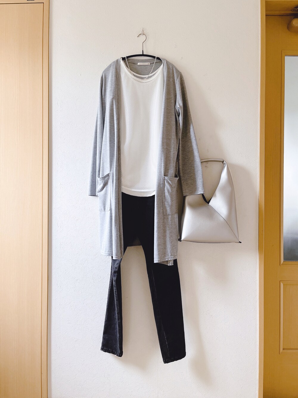 「ロングカーディガン、メッシュタンク、デニム、シンプル、rossie、ZARA、シルバーバッグ、オトナ女子、低身長、Tストラップサンダル」｜「rossieのアイテム（タンクトップ、ホワイト系）」を使った、teey+さん（レディース・155cm）の夏コーディネートの1枚目の写真