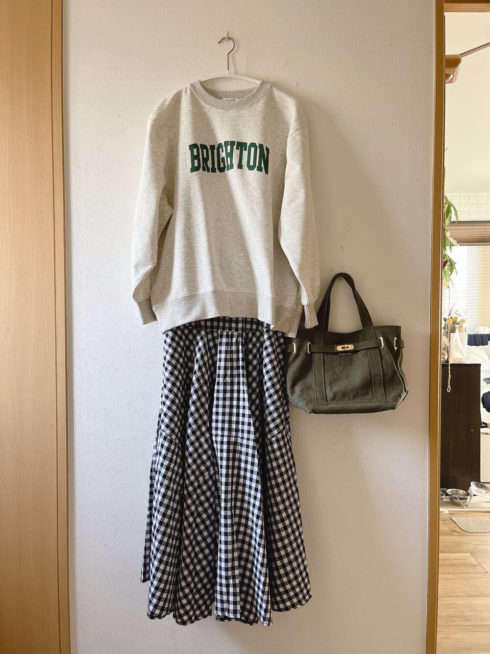 「ロゴスウェット、ギンガムチェック、ロングスカート、GROBAL WORK、antiqua、トートバッグ、SITA PARANTICA、スニーカー、オトナ女子、低身長」｜「GLOBAL WORKのキレイ見えさらさらプリントプルオーバー /259998（スウェット、グレー系）」を使った、teey+さん（レディース・155cm）の春コーディネートの1枚目の写真