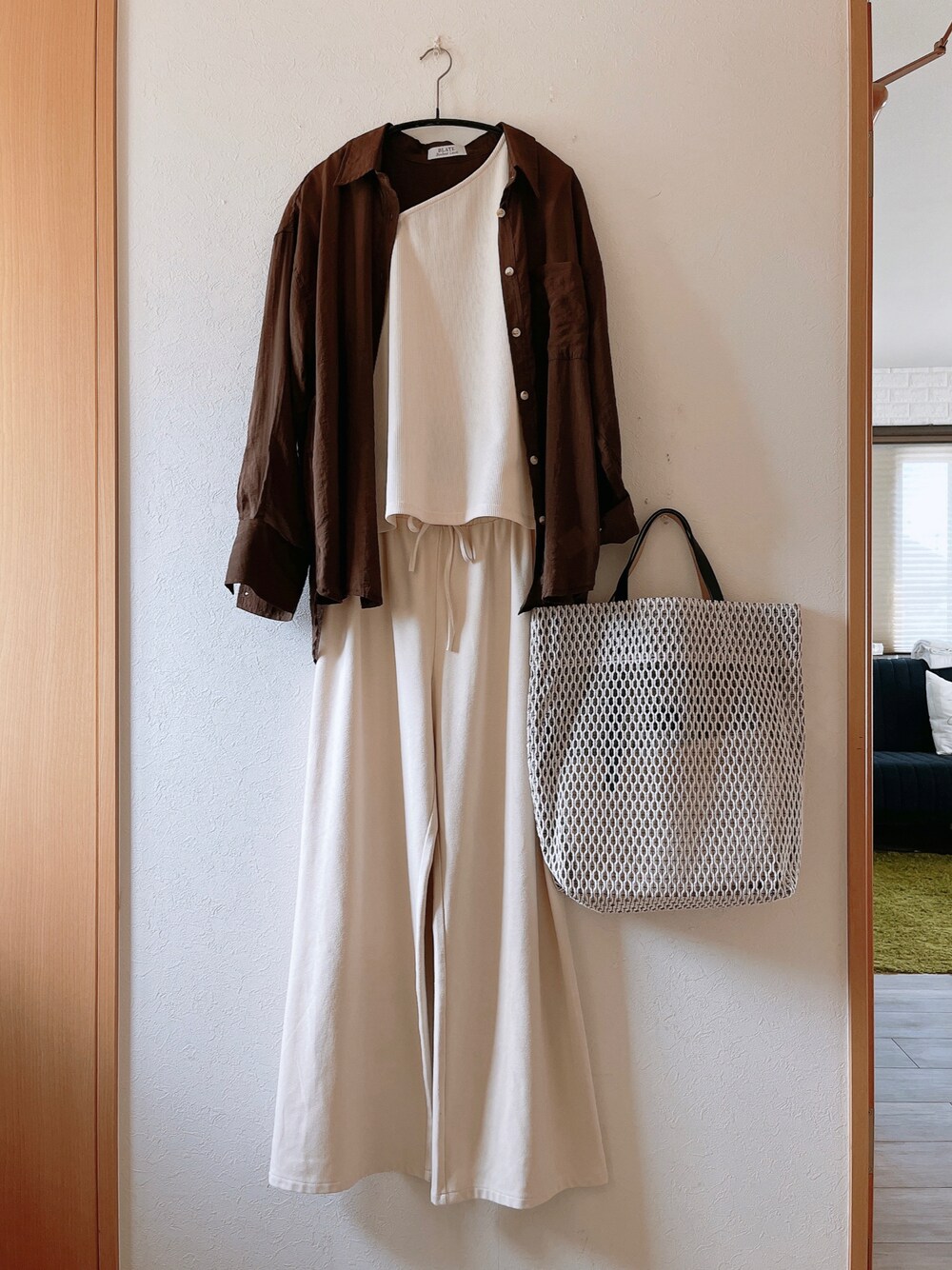 ブラウン系のシャツ/ブラウス、ベージュ系のタンクトップ、ホワイト系のパンツを着用したレディースの夏コーディネートの1枚目の写真