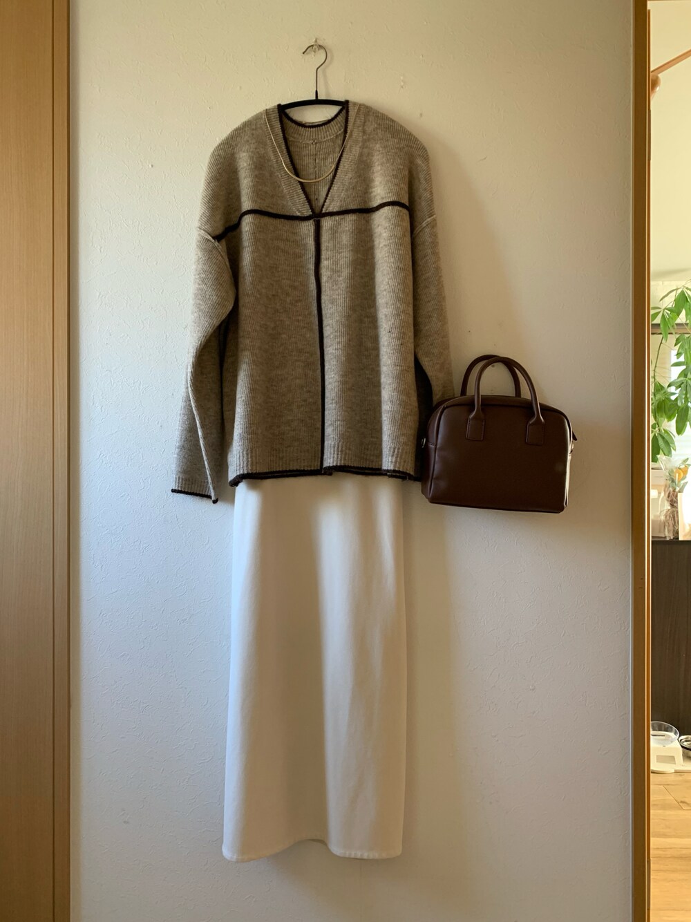 「オトナ女子、パイピングニット、ホワイトスカート、blate、ボストンバッグ、トレンチコート、ブーツ、SENSE OF PLACE by URBAN RESEAR、N.O.R.C by the line、amiami」｜「blateのアイテム（ニット/セーター、ブラウン系）」を使った、teey+さん（レディース・155cm）の秋コーディネートの1枚目の写真