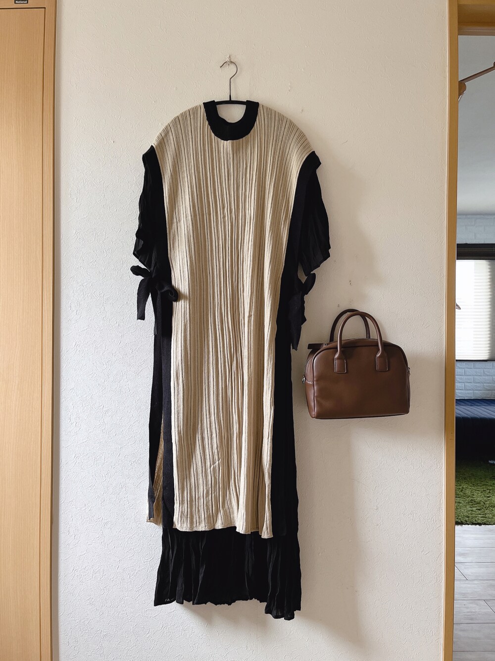 「ワンピース、しわ加工、ロングニット、archives、bonny、ボストンバッグ、SENSE OF PLACE by URBAN RESEAR、着回しコーデ、低身長、足袋パンプス」｜「archivesの【web限定item】透かし編みベスト＋シワ加工シアーワンピース（ワンピース、ブラック系）」を使った、teey+さん（レディース・155cm）の秋コーディネートの1枚目の写真