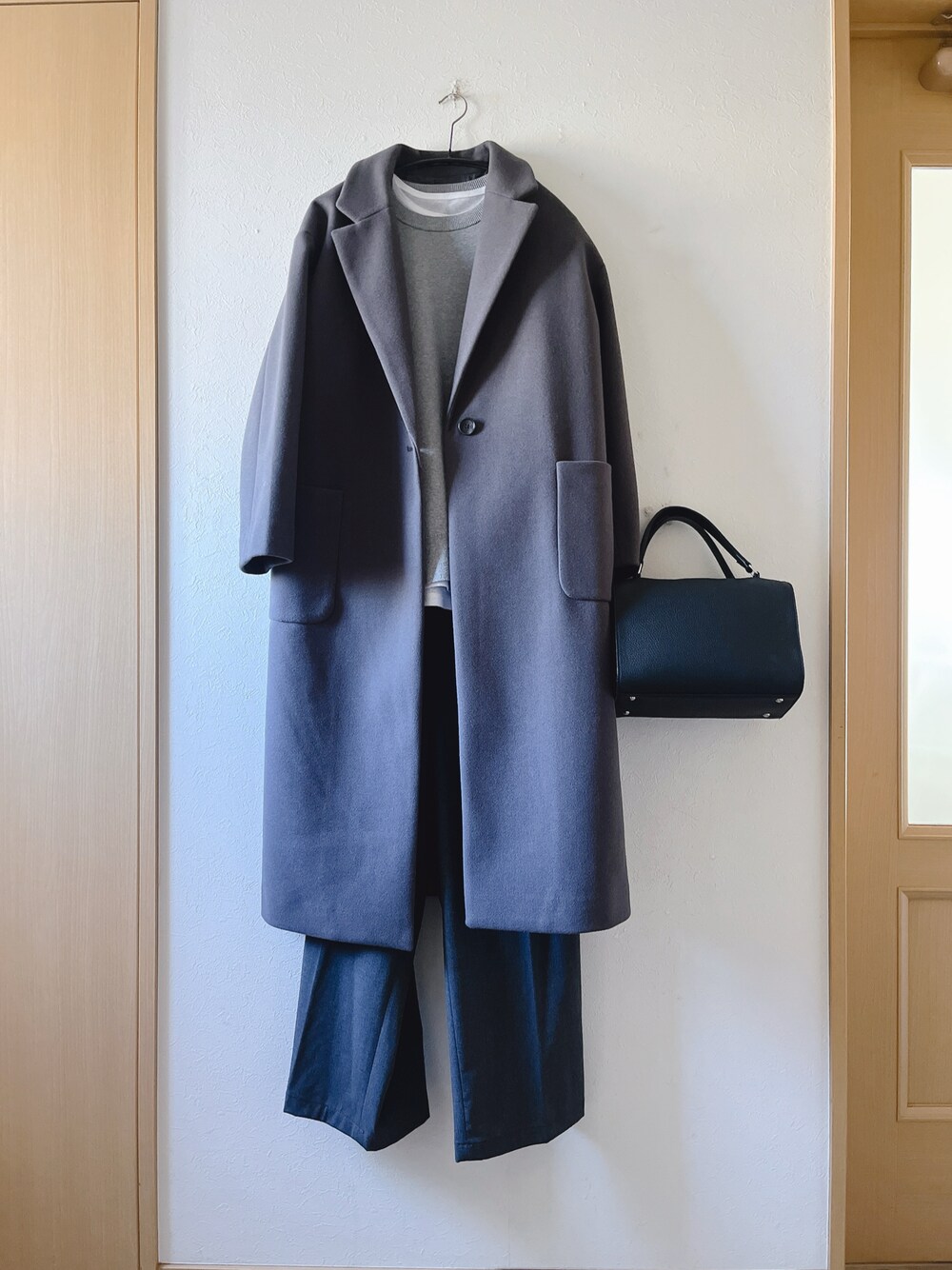 「チェスターコート、ニット、タックワイドパンツ、united arrows、UNIQLO、グレーコーデ、スニーカー、Desigual、オトナ女子、低身長、ボストンバッグ」｜「UNITED ARROWS LTD. OUTLETの＜A DAY IN THE LIFE＞メルトンチェスターコート（その他アウター、グレー系）」を使った、teey+さん（レディース・155cm）の冬コーディネートの1枚目の写真