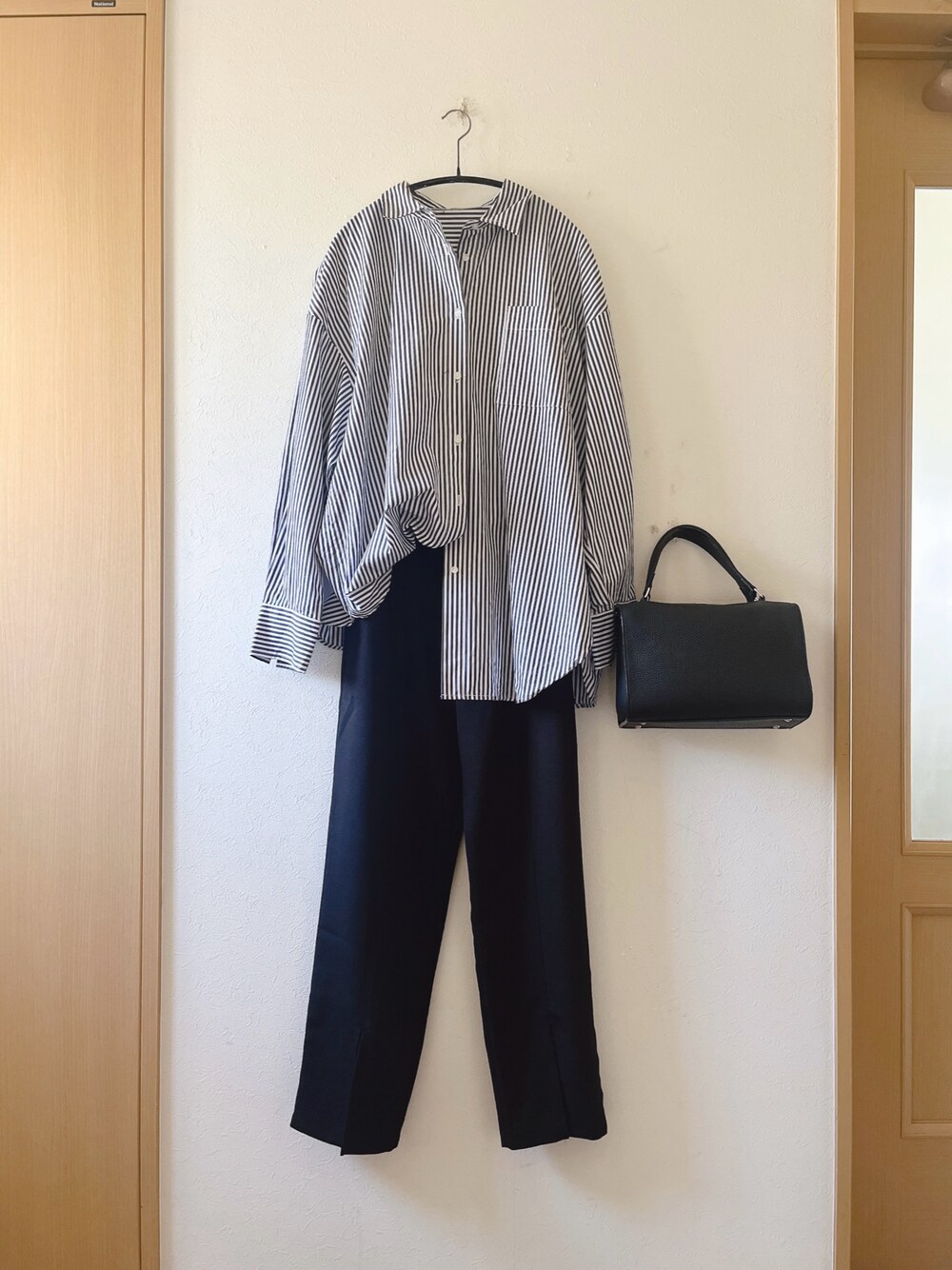 「ストライプ、シャツ、スリットパンツ、moment+、un dix cors、ボストンバッグ、オトナ女子、低身長、バイカラーパンプス、EVOL(EVOL)」｜「moment+の綿100％先染めストライプ＆ギンガムチェック.ビッグシルエットアソート長袖シャツ（シャツ/ブラウス、ブラック系）」を使った、teey+さん（レディース・155cm）の春コーディネートの1枚目の写真