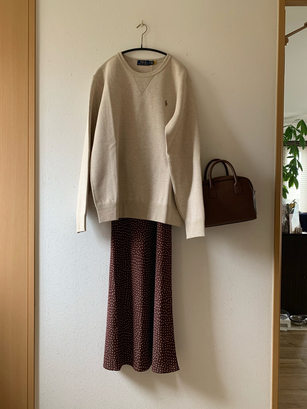 「スウェット、ドット柄、スカート、Polo Ralph Lauren、bonny、ボストンバッグ、SENSE OF PLACE by URBAN RESEAR、スニーカー、着回しコーデ、低身長」｜「POLO RALPH LAURENのアイテム（スウェット、ベージュ系）」を使った、teey+さん（レディース・155cm）の秋コーディネートの1枚目の写真