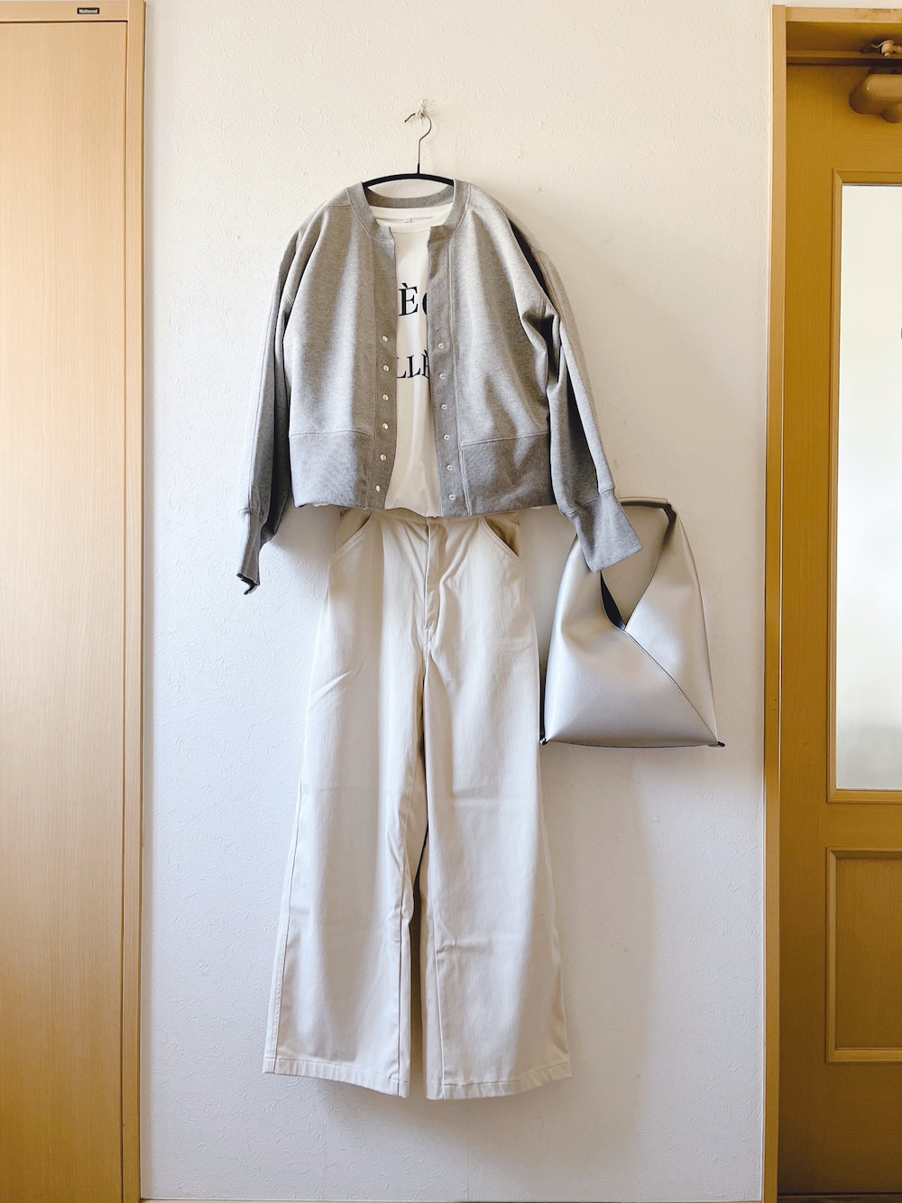 「カーディガン、ロゴT、カーブパンツ、bonjour sagan、coca、UNIQLO、シンプル、オトナ女子、着回しコーデ、シルバーバッグ、バイカラーパンプス、evol」｜「Bonjour Saganのアップサイクルキーネックスナップカーディガン（カーディガン/ボレロ、グレー系）」を使った、teey+さん（レディース・155cm）の春コーディネートの1枚目の写真