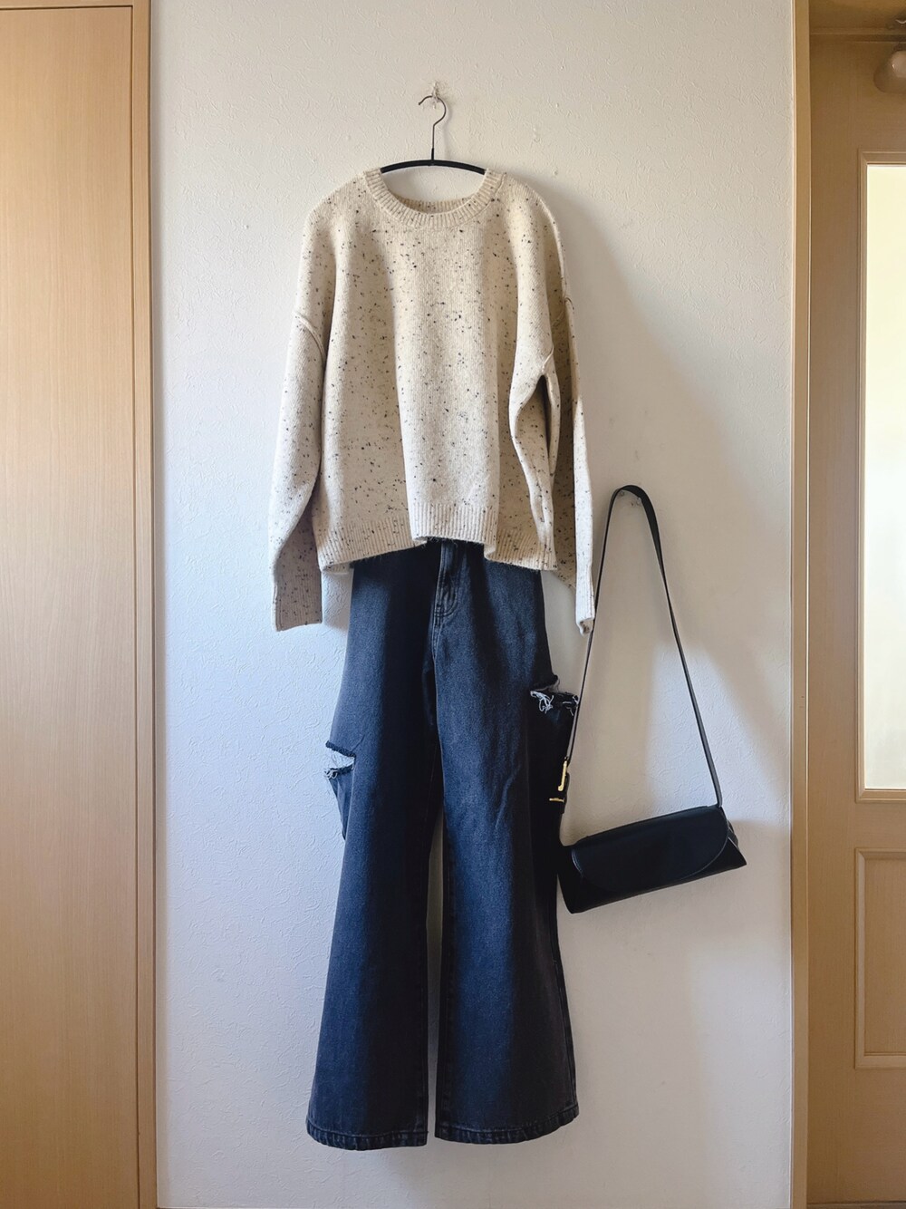 「ニット、ダメージデニムパンツ、GRL、ショルダーバッグ、shein、プチプラ、低身長、オトナ女子」｜「GRLのアイテム（ニット/セーター、ベージュ系）」を使った、teey+さん（レディース・155cm）の冬コーディネートの1枚目の写真