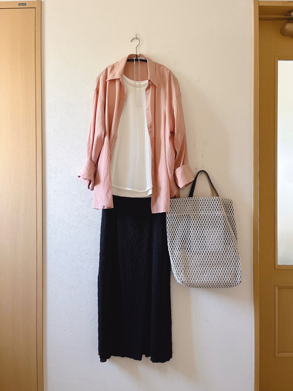 「シアーシャツ、メッシュタンク、シャーリングスカート、blate、rosiee、GU、ボールチェーン、シルバーアクセサリー、メッシュバッグ、着回しコーデ、オトナ女子、低身長」｜「blateのアイテム（シャツ/ブラウス、ピンク系）」を使った、teey+さん（レディース・155cm）の夏コーディネートの1枚目の写真