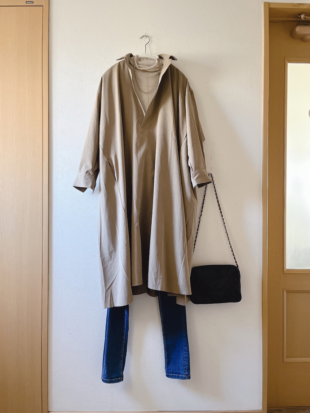 「スキッパーワンピース、デニム、coca、Pierrot、シンプル、オトナ女子、チェーンバッグ、chanel、着回しコーデ、低身長」｜「coca（coca）のピーチスキンスキッパーワンピース（ワンピース、ベージュ系）」を使った、teey+さん（レディース・155cm）の春コーディネートの1枚目の写真