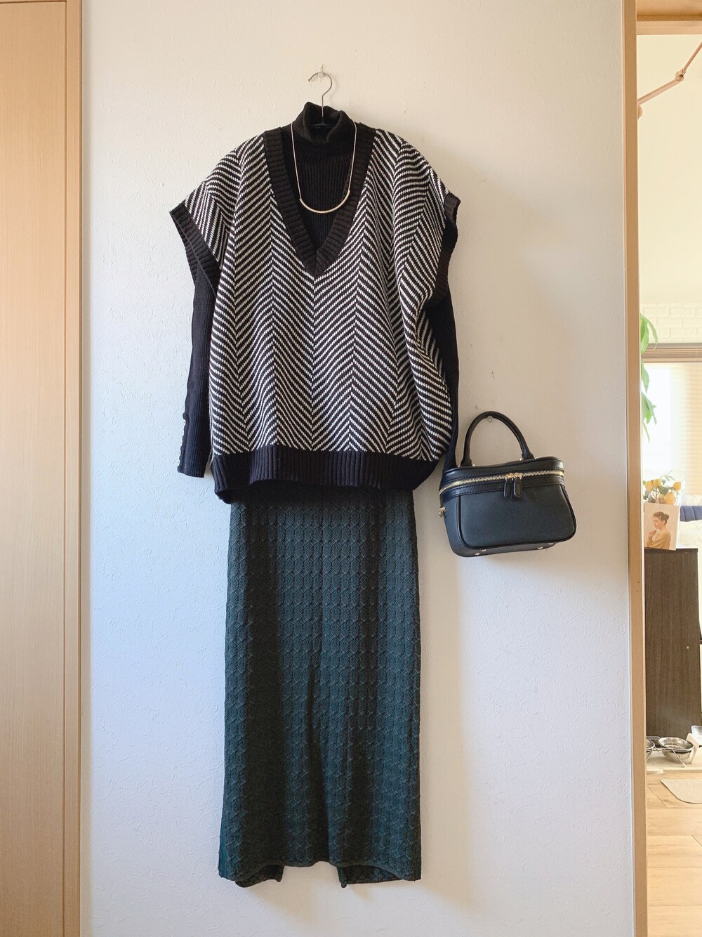 「Vネックベスト、タートルネック、ジャカードニット、ロングスカート、tiptop、antiqua、BEAUTY&YOUTH UNITED ARROWS、ゴールドアクセ、nuynh、低身長」｜「antiquaのリブタートルコットンニット（ニット/セーター、ブラック系）」を使った、teey+さん（レディース・155cm）の春コーディネートの1枚目の写真