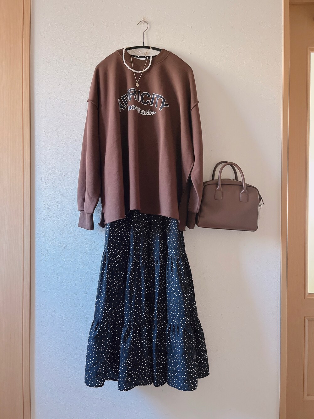 「ロゴスウェット、ドットワンピ、feepur、auntmarie's、ボストンバッグ、二連ネックレス、ブラウン、秋冬、オトナ女子、低身長」｜「feepur by sayaの【sayaコラボ】カレッジロゴスウェット（スウェット、ブラウン系）」を使った、teey+さん（レディース・155cm）の秋コーディネートの1枚目の写真