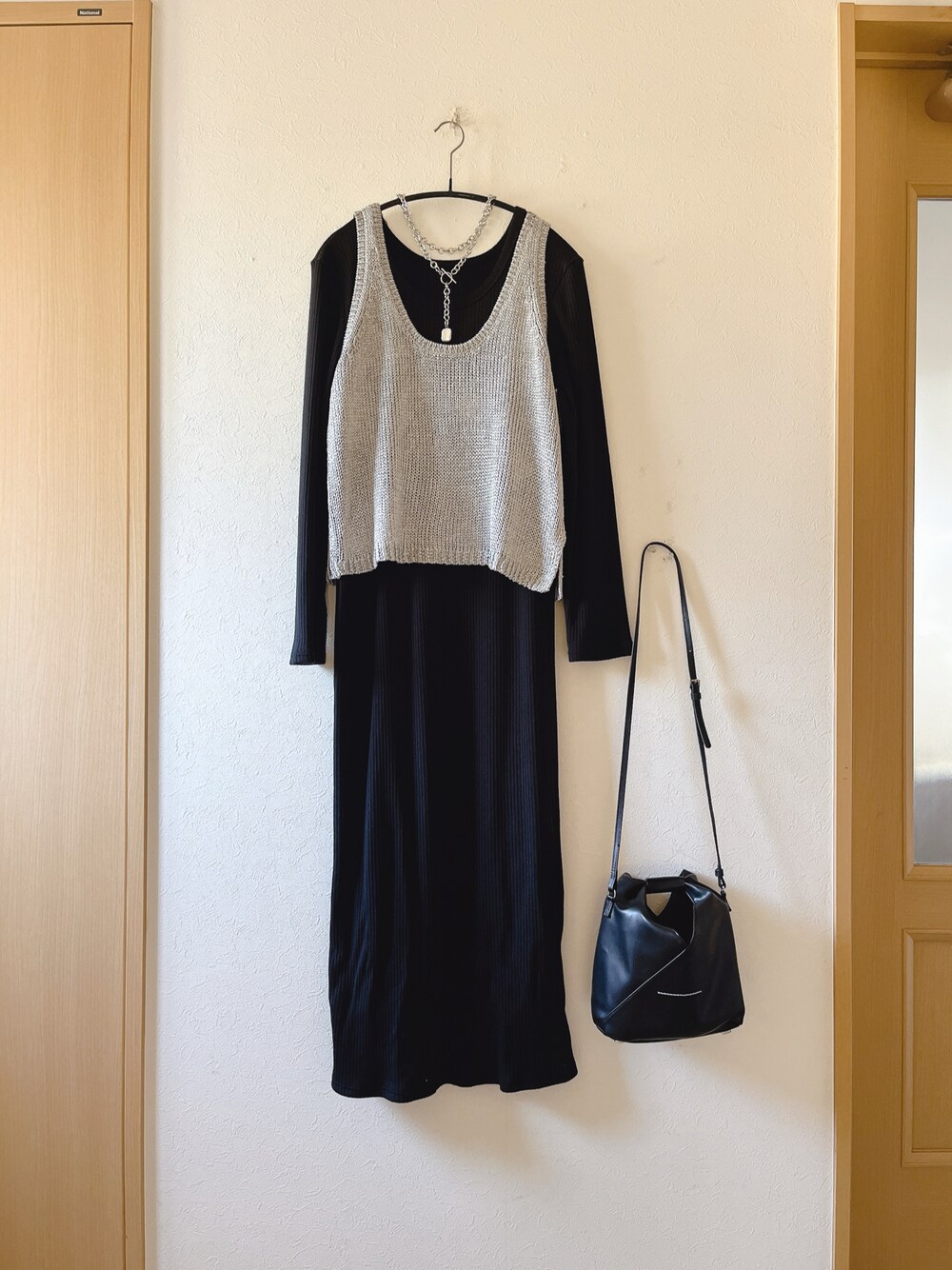 「ニット、ビスチェ、リブワンピース、ZARA、RIVEDROITE、楽チンコーデ、シンプル、オトナ女子、低身長、着回しコーデ、MM6 Maison Martin Margiela、シルバーアクセサリー」｜「ZARAのアイテム（ニット/セーター、シルバー系）」を使った、teey+さん（レディース・155cm）の春コーディネートの1枚目の写真