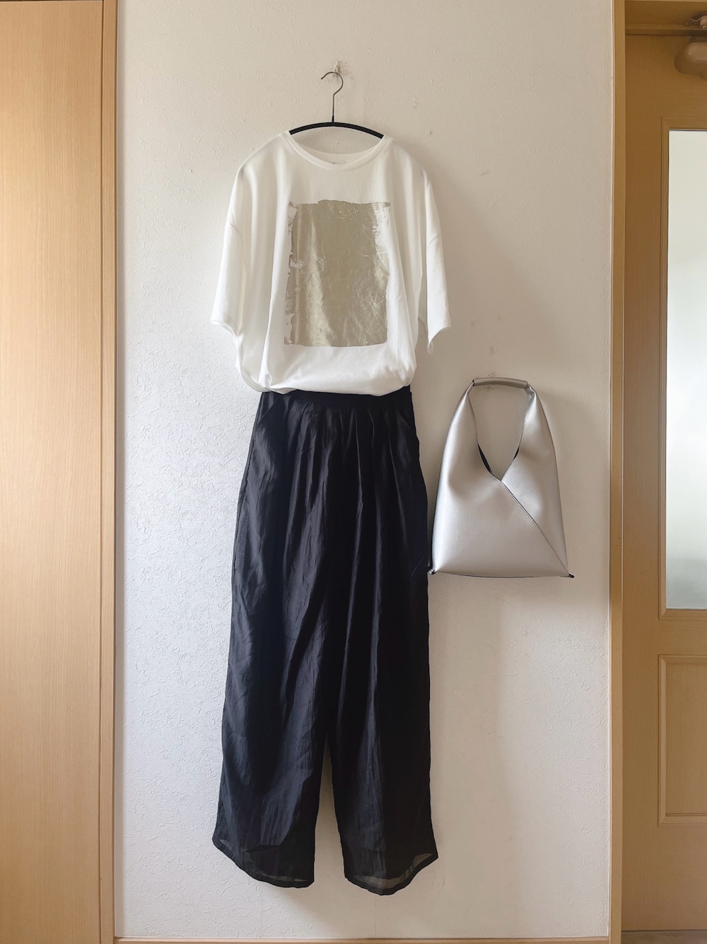 「箔プリント、Tシャツ、シアーパンツ、notch.、esica、シルバーバッグ、サンダル、amiami、シルバー、モノトーン、夏コーデ、低身長、オトナ女子」｜「notch.の箔プリント半袖Ｔシャツ（Tシャツ/カットソー、ホワイト系）」を使った、teey+さん（レディース・155cm）の夏コーディネートの1枚目の写真