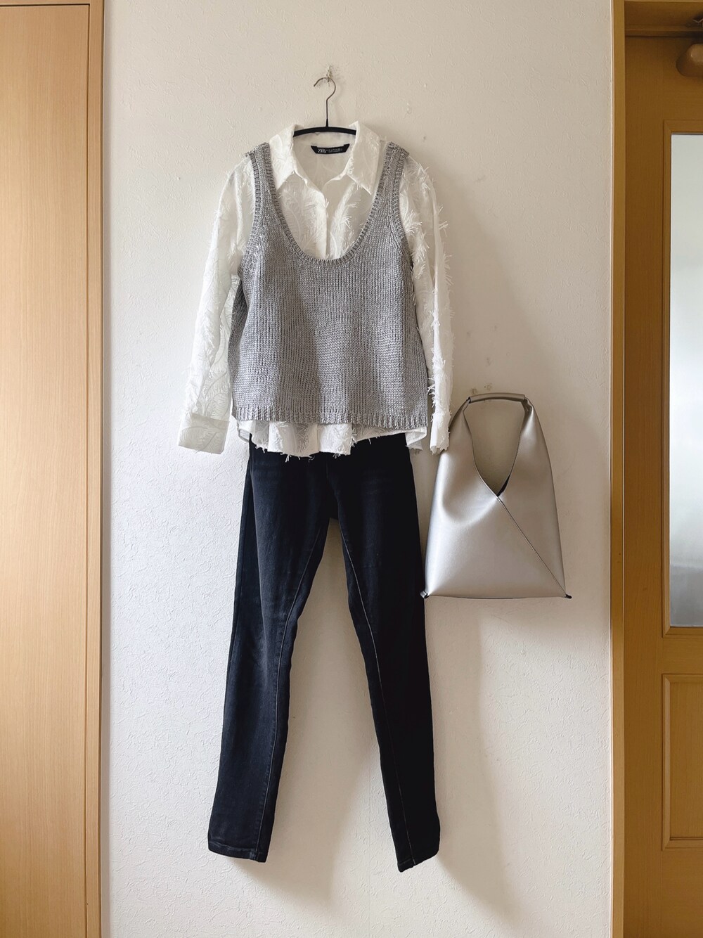 「フリンジ、シャツ、ニットベスト、ZARA、シンプル、オトナ女子、低身長、シルバー」｜「ZARAのアイテム（シャツ/ブラウス、ホワイト系）」を使った、teey+さん（レディース・155cm）の春コーディネートの1枚目の写真