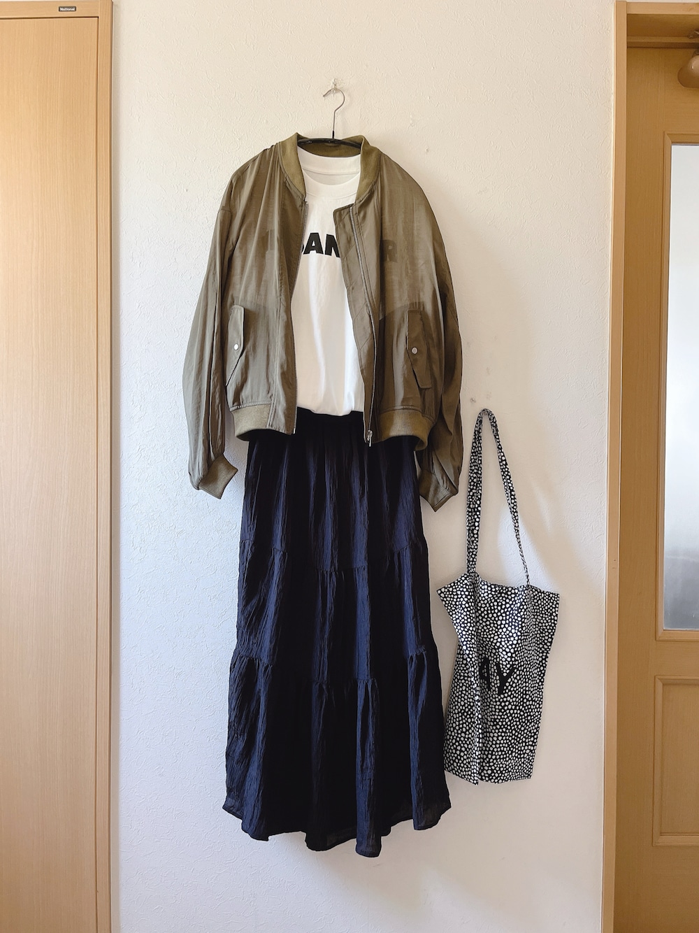 「シア―ブルゾン、ロゴT、ロングスカート、RIVEDROITE、JILSANDER、着回しコーデ、雨の日コーデ、低身長、オトナ女子、トートバッグ」｜「RIVE DROITEの軽やかな着心地が人気/シアーブルゾン（ミリタリージャケット、グリーン系）」を使った、teey+さん（レディース・155cm）の春コーディネートの1枚目の写真