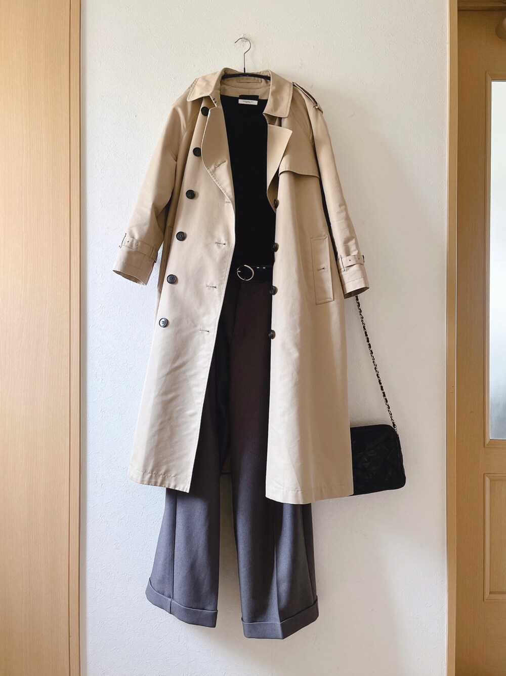 「Vネック、タックパンツ、トレンチコート、クラシカルエルフ、GU、ベルト、チェーンバッグ、低身長、オトナ女子」｜「classicalelfのオールシーズン活躍するデザイン、柔らか綿100％フライスVネックロングスリーブ無地ミドル丈Tシャツ(長袖)（Tシャツ/カットソー、ブラック系）」を使った、teey+さん（レディース・155cm）の春コーディネートの1枚目の写真