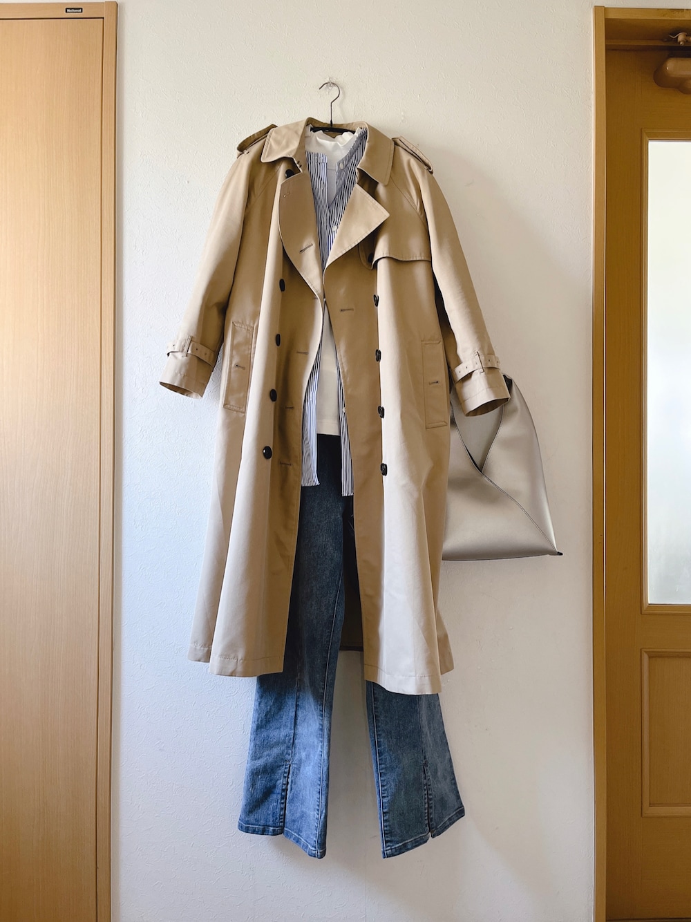 「トレンチコート、ストライプシャツ、モックネック、デニム、N.O.R.C by the line、UR's、UNIQLO、Re:EDIT、ハンドバッグ、styiro、シルバー小物」｜「N.O.R.C by the lineのオーバーサイズロングトレンチコート（トレンチコート、ベージュ系）」を使った、teey+さん（レディース・155cm）の春コーディネートの1枚目の写真
