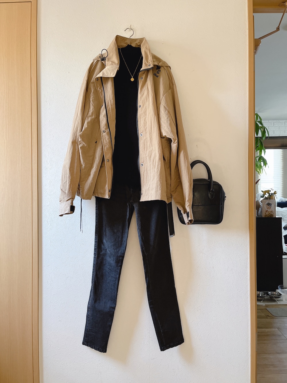 「マウンテンパーカー、タートルネック、ブラックデニム、Uiscel、antiqua、ZARA、オトナカジュアル、シンプルコーデ、ダッドスニーカー、しまむら」｜「UiscelのUiscel　ボリュームマウンテンパーカー（マウンテンパーカー、ベージュ系）」を使った、teey+さん（レディース・155cm）の春コーディネートの1枚目の写真