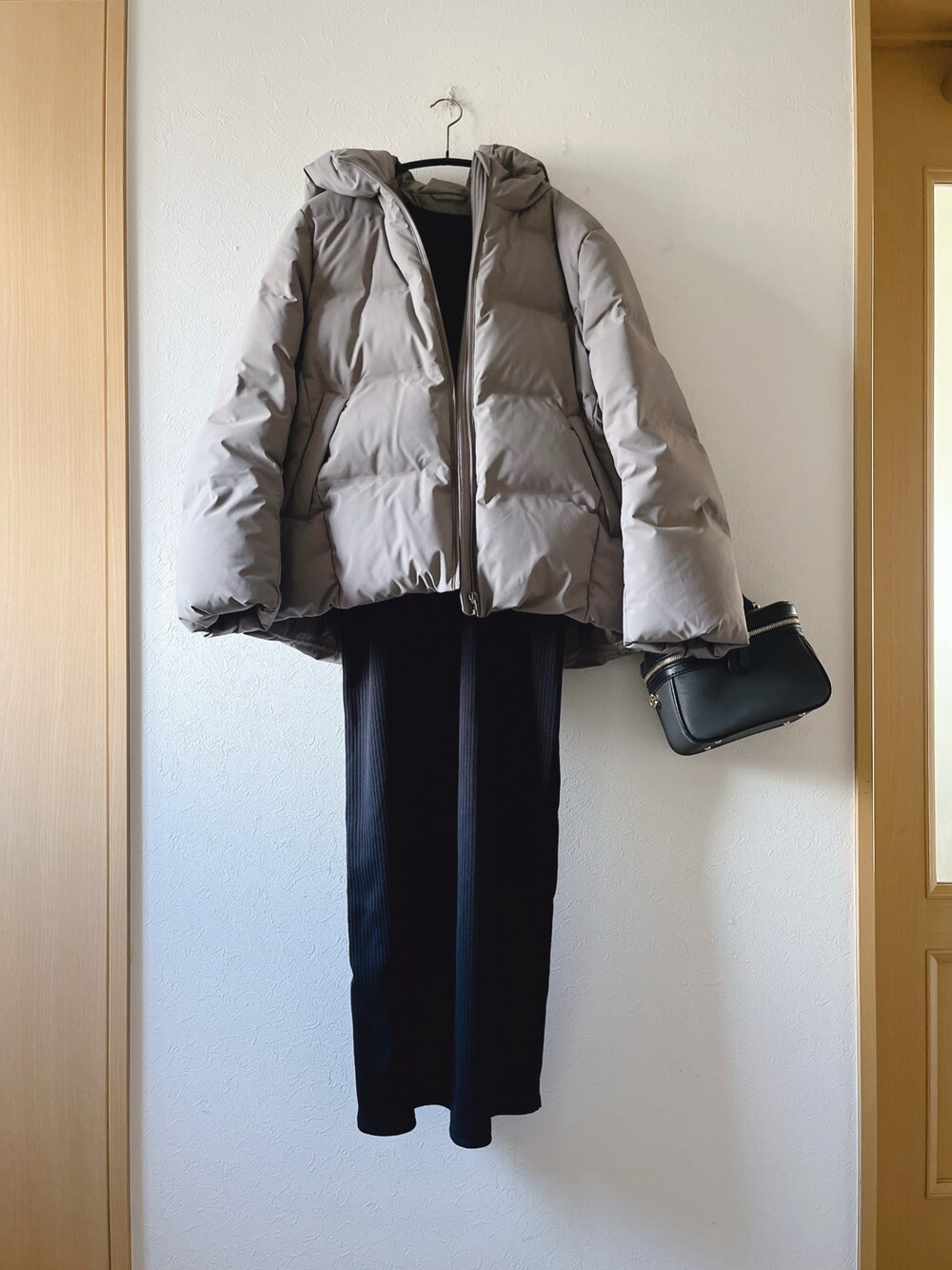 「ダウンジャケット、リブワンピース、UNIQLO、RIVEDROITE、シンプル、グレー、バニティバッグ、オトナ女子、低身長」｜「UNIQLOのアイテム（その他アウター、グレー系）」を使った、teey+さん（レディース・155cm）の春コーディネートの1枚目の写真