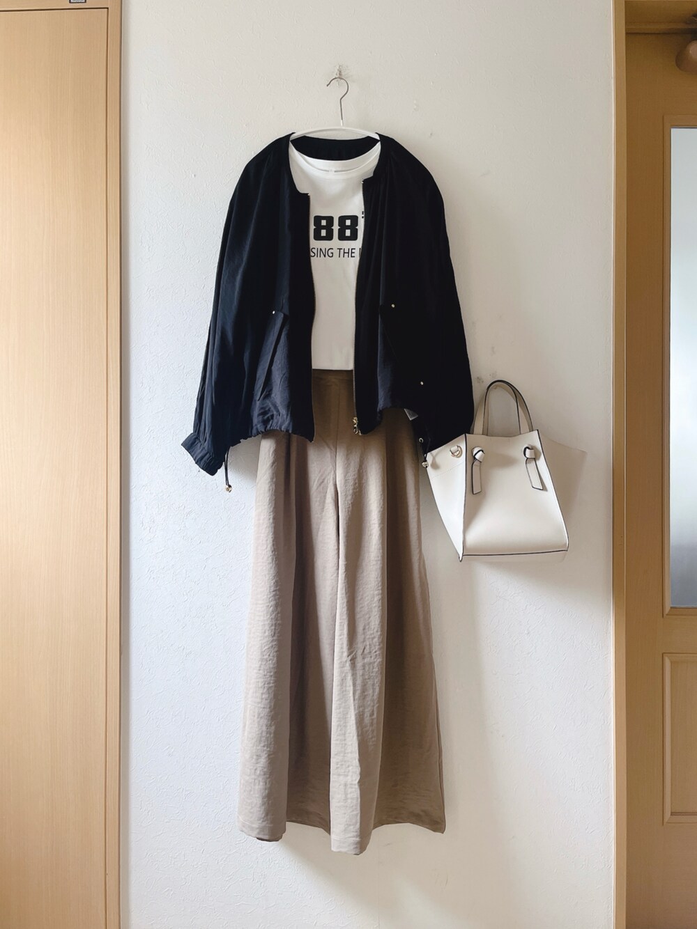 「シア―ブルゾン、ロゴT、ワイドパンツ、JONOAH、for/c、オトナ女子、低身長、プチプラ、トートバッグ」｜「JUNOAHのカラーロゴプリントTシャツ（Tシャツ/カットソー、ホワイト系）」を使った、teey+さん（レディース・155cm）の春コーディネートの1枚目の写真