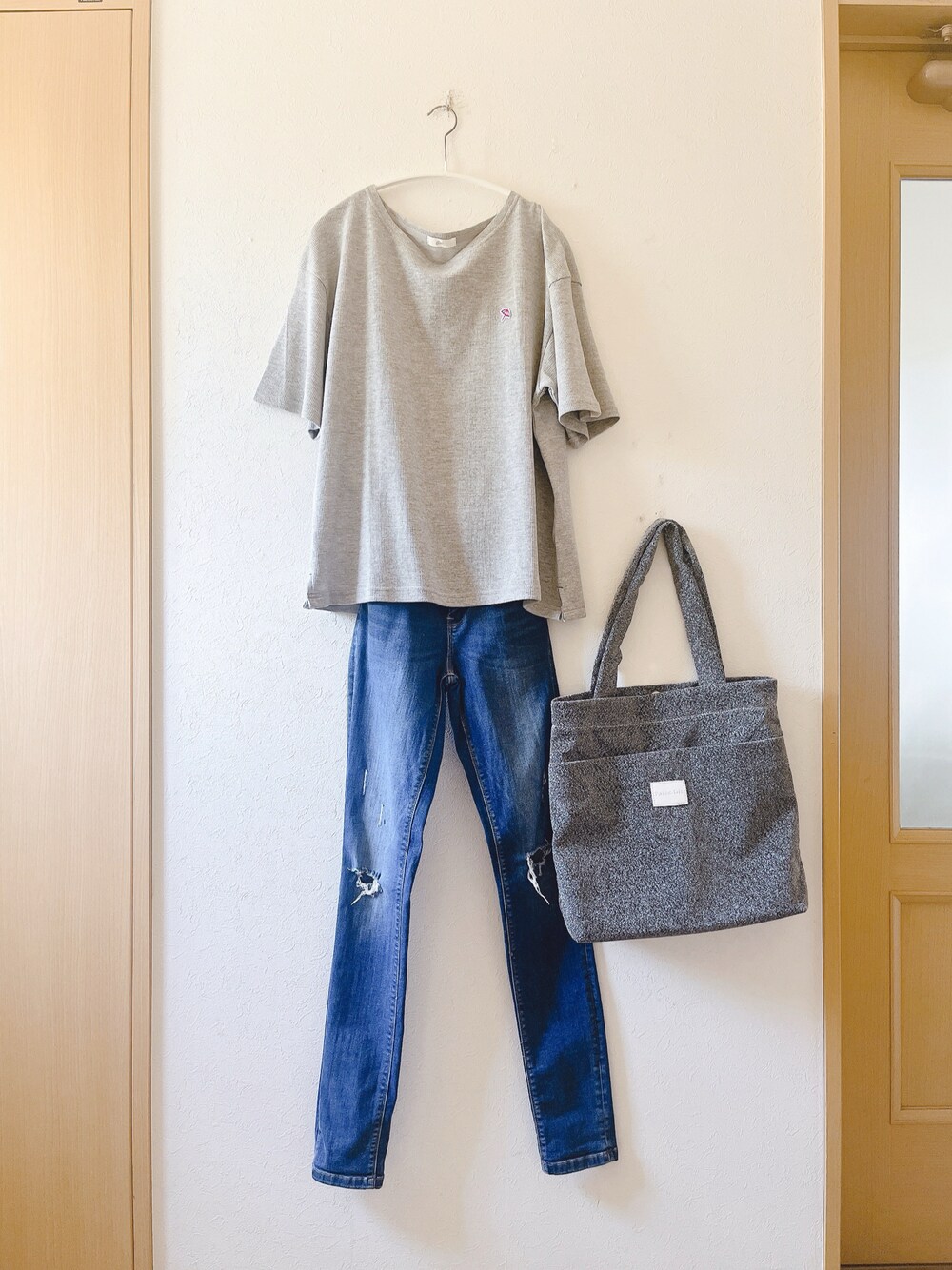 「ワンポイント、ワッフルクルーネックＴ、ダメージデニムパンツ、しまむら、ZARA、プチプラ、シンプル、シルバーバッグ、オトナ女子、低身長」｜「しまむらのアイテム（トップス、グレー系）」を使った、teey+さん（レディース・155cm）の夏コーディネートの1枚目の写真