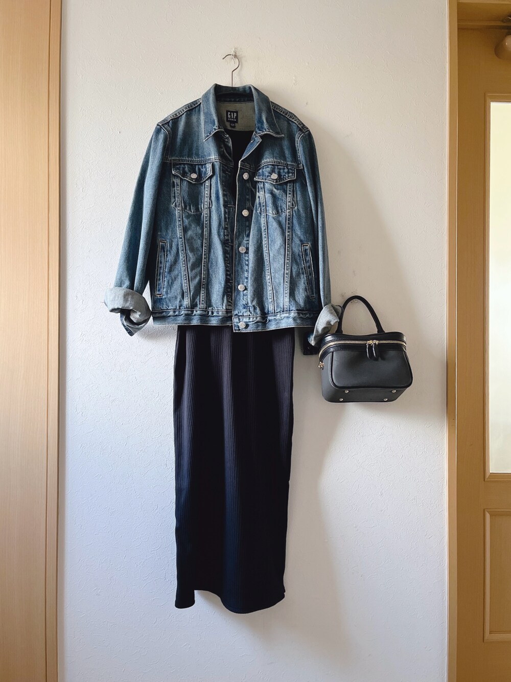 「デニムジャケット、リブワンピース、GAP、RIVEDROITE、オトナ女子、シンプル、着回しコーデ、バニティバッグ、スニーカー、サンバ」｜「GAPのアイコン デニムジャケット（デニムジャケット、ブルー系）」を使った、teey+さん（レディース・155cm）の春コーディネートの1枚目の写真