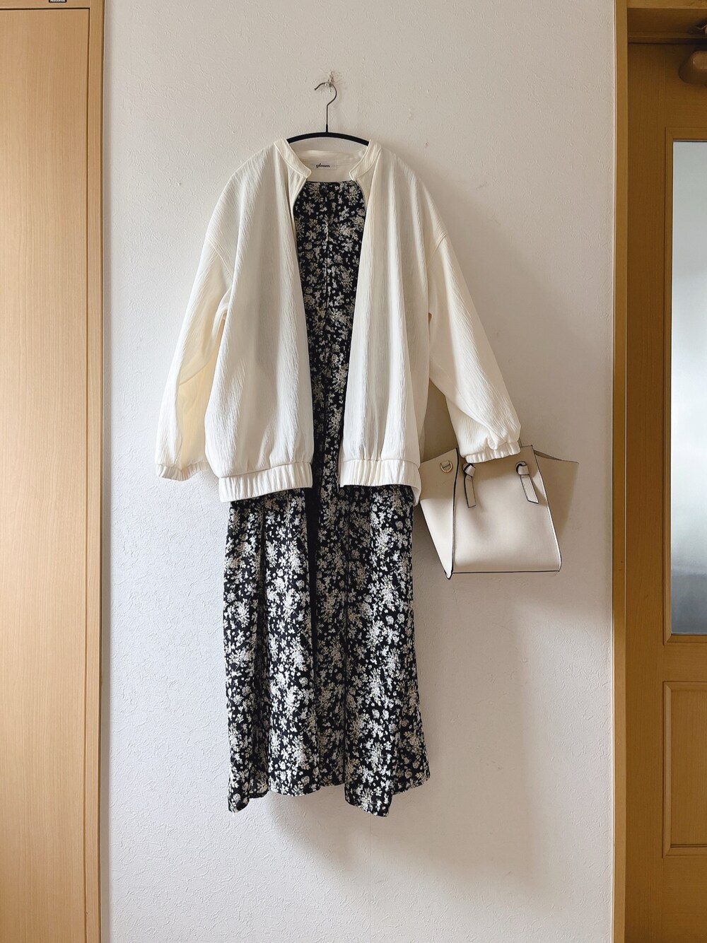 「ブルゾン、楊柳、花柄ワンピース、bonjour sagan、kirakiraShop、オトナ女子、低身長、今日のコーデ、トートバッグ、GRL」｜「Bonjour Saganの楊柳ビッグブルゾン（ブルゾン、ホワイト系）」を使った、teey+さん（レディース・155cm）の春コーディネートの1枚目の写真