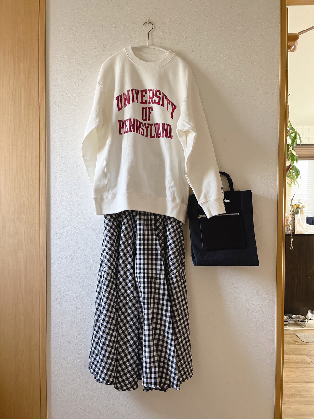 「春、カジュアル、ロゴスウェット、チェックスカート、ITEMS URBANRESEARCH、antiqua、アクネ、トートバッグ、白トップス、低身長」｜「ITEMS URBANRESEARCHのPENNSYLVANIA ロゴスウェット（スウェット、ホワイト系）」を使った、teey+さん（レディース・155cm）の春コーディネートの1枚目の写真