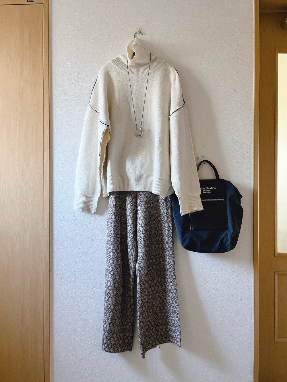 「ニット、ニットパンツ、ダイヤ柄、shein、ANDJ、シルバーアクセサリー、プチプラ、着回しコーデ、オトナ女子、低身長、ブーツ」｜「SHEINのアイテム（ニット/セーター、ホワイト系）」を使った、teey+さん（レディース・155cm）の冬コーディネートの1枚目の写真