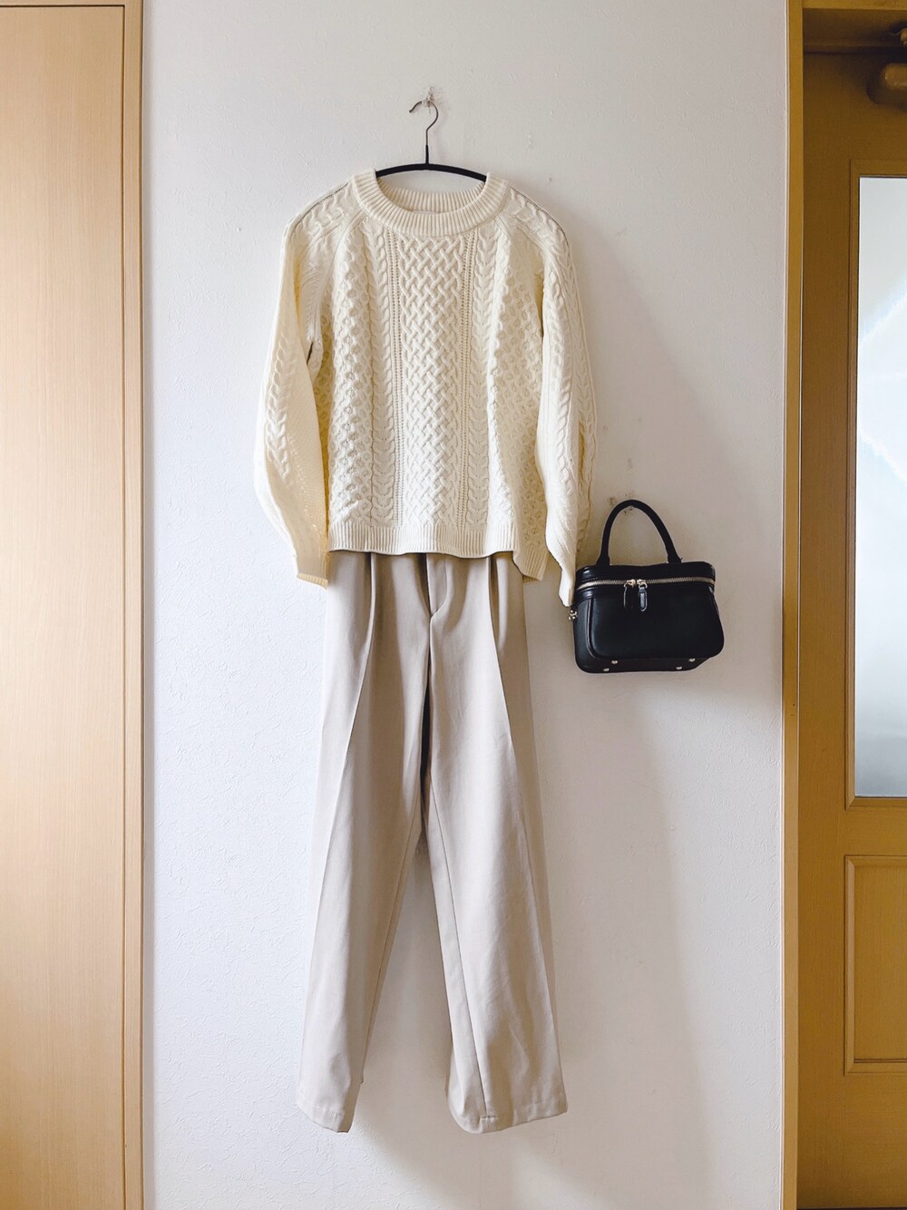 「春、ニット、タックパンツ、マイニア、UNIQLO、バニティバッグ、バイカラーパンプス、EVOL(EVOL)、低身長、オトナ女子、プチプラ」｜「マイニアのアイテム（ニット/セーター、ベージュ系）」を使った、teey+さん（レディース・155cm）の春コーディネートの1枚目の写真