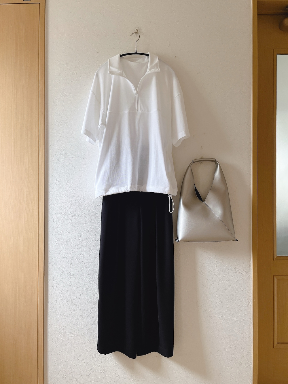 「ハーフジップ、メンズライク、ワイドパンツ、GU、jena、プチプラ、オトナ女子、モノトーン、低身長、シルバー、サンダル」｜「GUのアイテム（ポロシャツ、ホワイト系）」を使った、teey+さん（レディース・155cm）の夏コーディネートの1枚目の写真