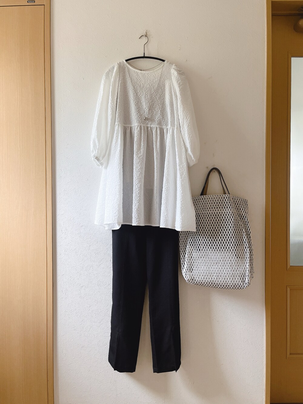 「チュニック、スリットパンツ、un dix cors、バイカラーパンプス、着回しコーデ、モノトーン、メッシュバッグ、オトナ女子、低身長」｜「un dix corsの《リバイバルアイテム》前後2WAYサッカーチュニック（シャツ/ブラウス、ホワイト系）」を使った、teey+さん（レディース・155cm）の春コーディネートの1枚目の写真