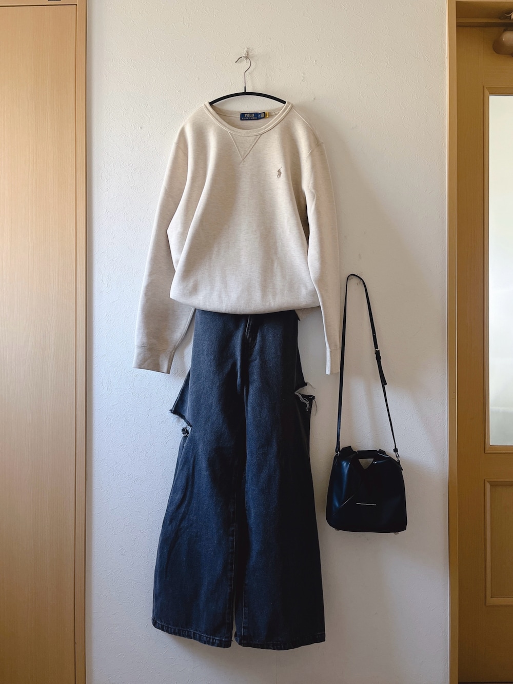 「スウェット、カットデニム、Polo Ralph Lauren、GRL、ゆるコーデ、オトナ女子、シンプル、着回しコーデ、低身長、MM6 Maison Martin Margiela、ショルダーバッグ、スニーカー、サンバ」｜「POLO RALPH LAURENのアイテム（スウェット、ベージュ系）」を使った、teey+さん（レディース・155cm）の春コーディネートの1枚目の写真