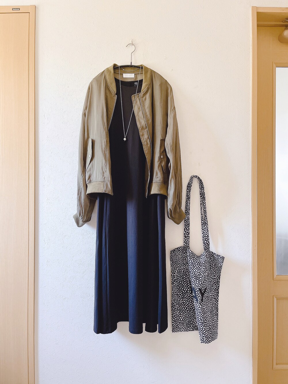 「シア―ブルゾン、ワンピース、RIVEDROITE、UNIQLO、hayトート、ボールネックレス、オトナ女子、雨の日コーデ、シンプル、低身長」｜「RIVE DROITEの軽やかな着心地が人気/シアーブルゾン（ミリタリージャケット、グリーン系）」を使った、teey+さん（レディース・155cm）の夏コーディネートの1枚目の写真
