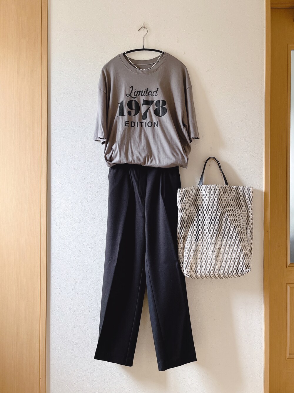 「ロゴT、ワイドパンツ、グレー、zena、Pierrot、プチプラ、メッシュバッグ、着回しコーデ、オトナ女子、低身長」｜「zenaのアイテム（トップス、グレー系）」を使った、teey+さん（レディース・155cm）の夏コーディネートの1枚目の写真
