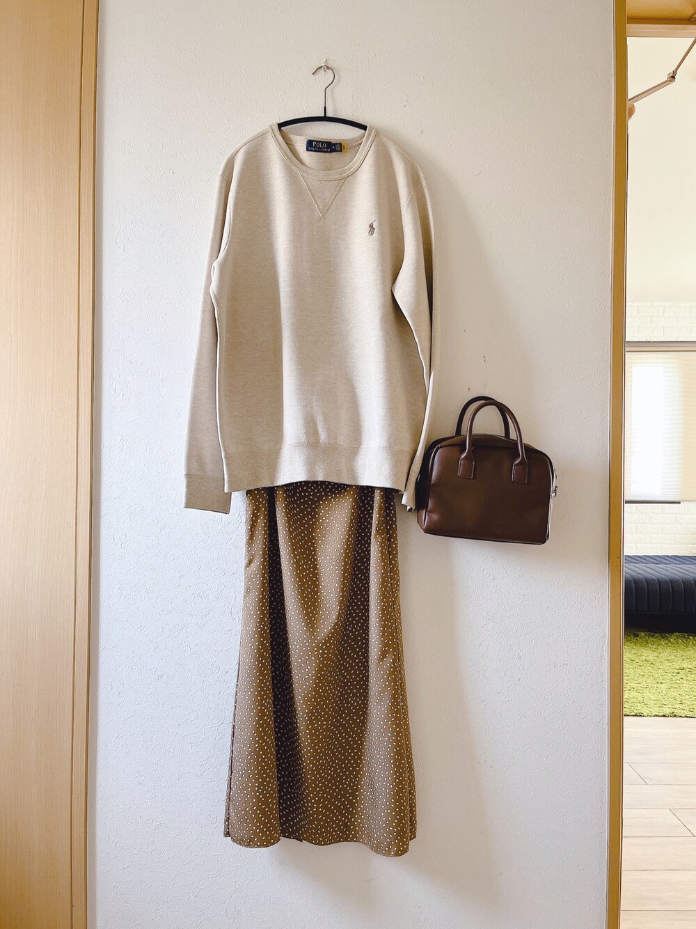「ラルフローレン、スウェット、ドットスカート、bonny、ボストンバッグ、SENSE OF PLACE by URBAN RESEAR、着回しコーデ、淡色コーデ、低身長」｜「POLO RALPH LAURENのアイテム（スウェット、ベージュ系）」を使った、teey+さん（レディース・155cm）の秋コーディネートの1枚目の写真