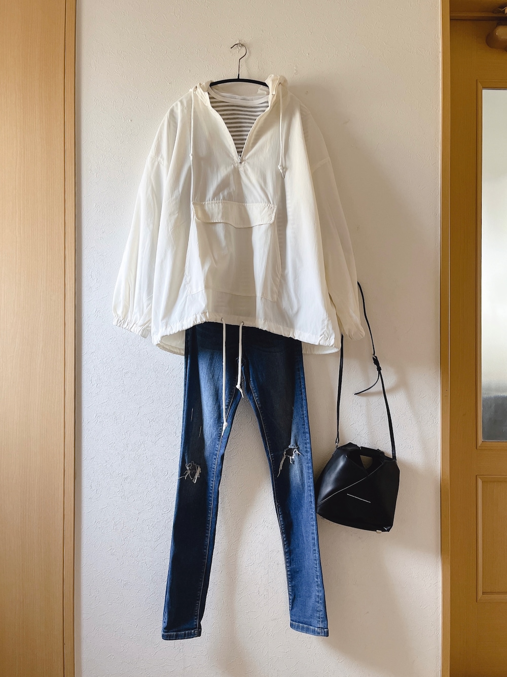 「アノラックパーカー、ボーダー、ダメージデニムパンツ、WEGO、AMERICAN HOLIC、ZARA、プチプラ、ショルダーバッグ、MM6 Maison Martin Margiela、シンプル、低身長」｜「WEGOのWEGO/ハーフZIPアノラックパーカー（ブルゾン、ホワイト系）」を使った、teey+さん（レディース・155cm）の春コーディネートの1枚目の写真