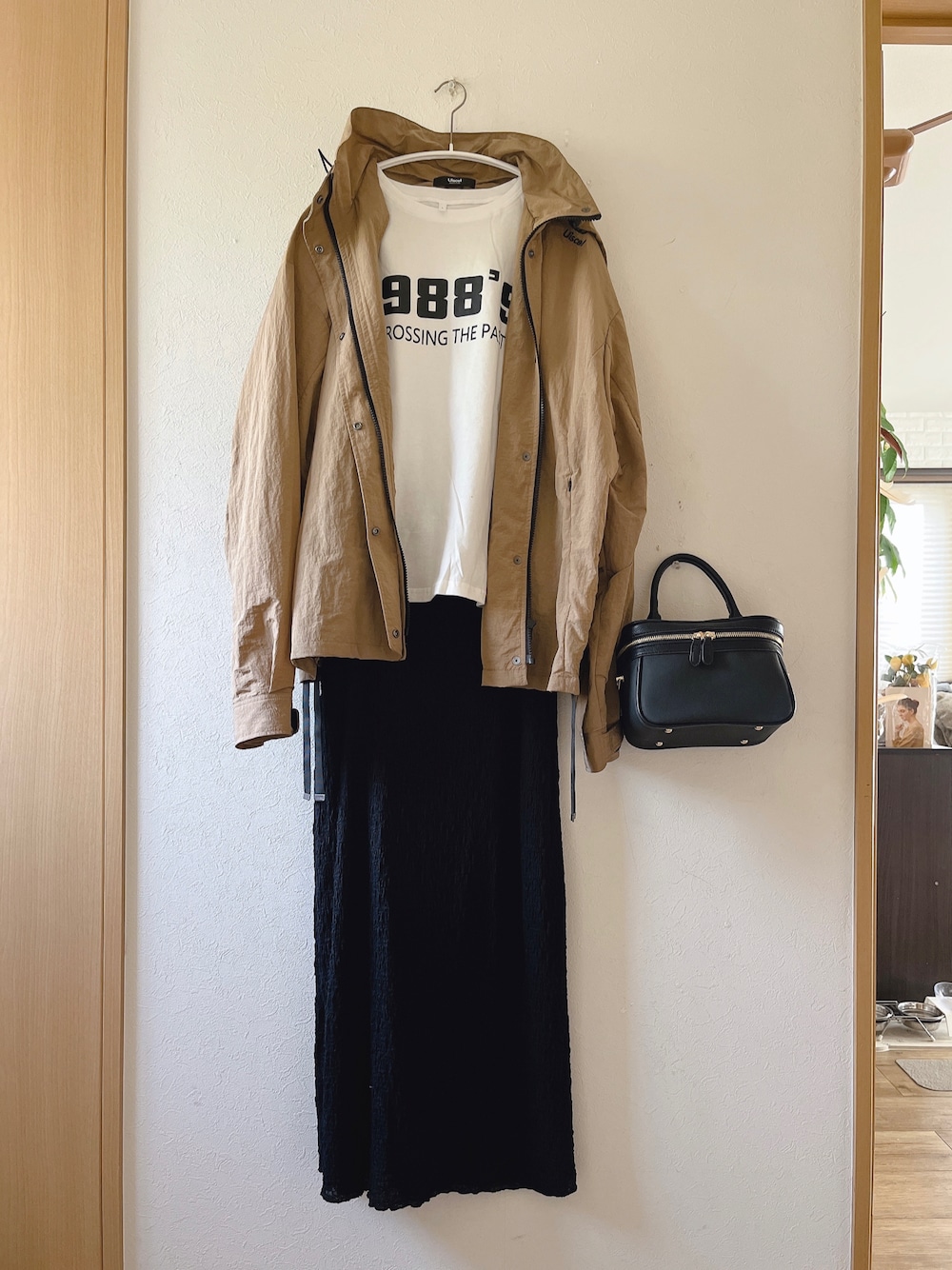 「大人カジュアル、雨の日コーデ、マウンテンパーカー、ロゴT、シャーリングスカート、Uiscel、JUNOAH、GU、バニティバッグ、着回しコーデ」｜「UiscelのUiscel　ボリュームマウンテンパーカー（マウンテンパーカー、ベージュ系）」を使った、teey+さん（レディース・155cm）の春コーディネートの1枚目の写真