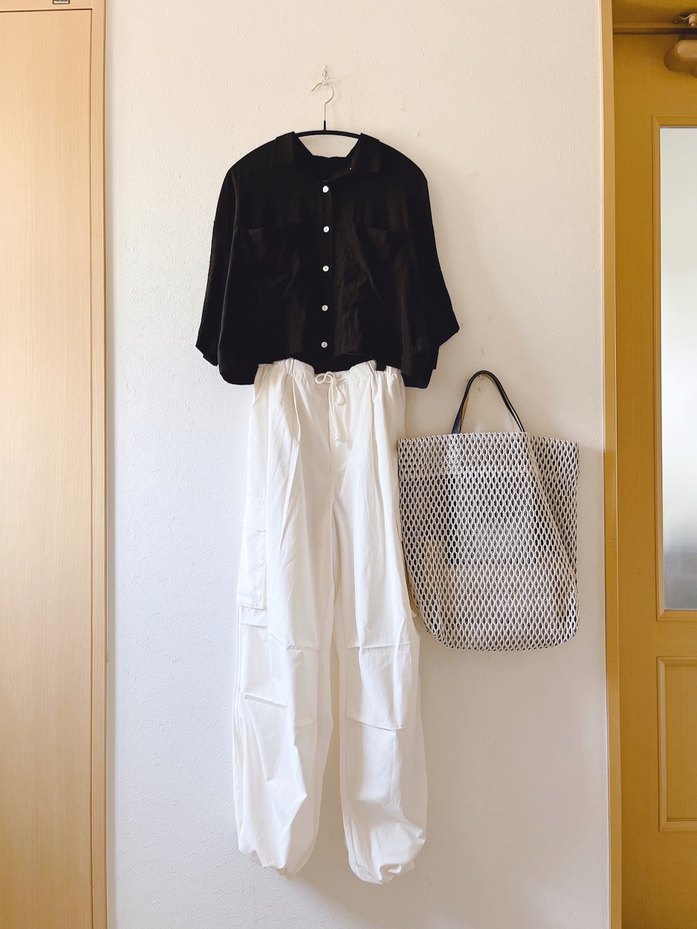 「ショート丈トップス、パラシュートパンツ、GRL、GU、モノトーン、プチプラ、メッシュバッグ、Tストラップサンダル、Re:EDIT、低身長」｜「GRLのショート丈ビッグポケットシャツ（シャツ/ブラウス、ブラック系）」を使った、teey+さん（レディース・155cm）の夏コーディネートの1枚目の写真