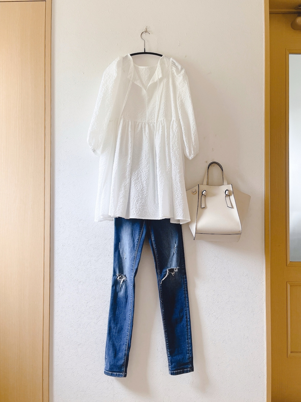 「チュニック、ダメージデニムパンツ、un dix cors、ZARA、シンプル、低身長、オトナ女子、プチプラ、サンダル、リエディ、トートバッグ」｜「un dix corsの《リバイバルアイテム》前後2WAYサッカーチュニック（シャツ/ブラウス、ホワイト系）」を使った、teey+さん（レディース・155cm）の春コーディネートの1枚目の写真