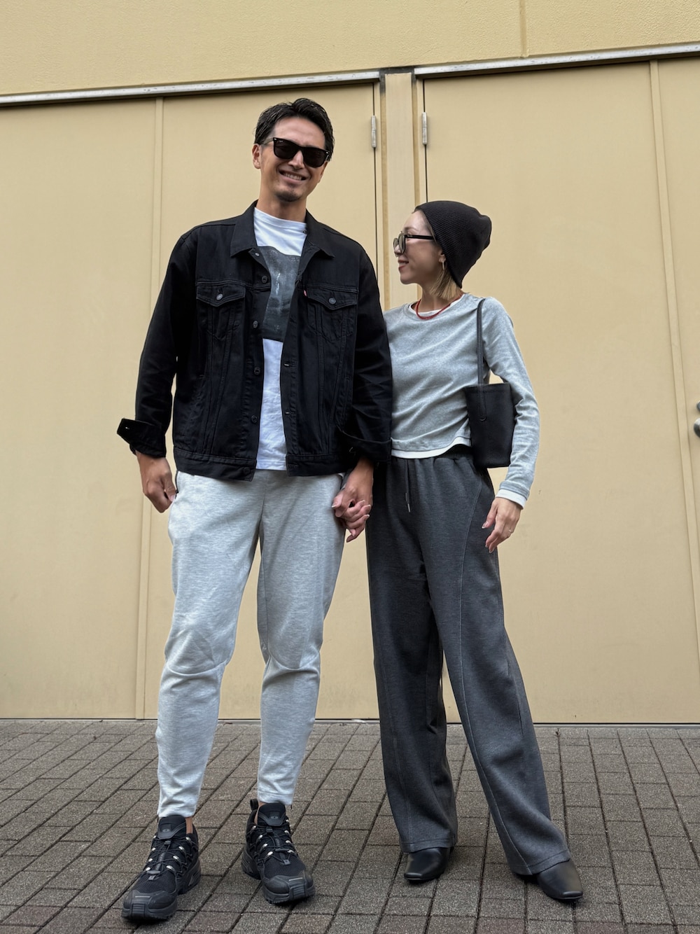 ホワイト系のTシャツ/カットソー、グレー系のその他パンツ、ブラック系のスニーカーを着用したレディースの秋コーディネートの1枚目の写真